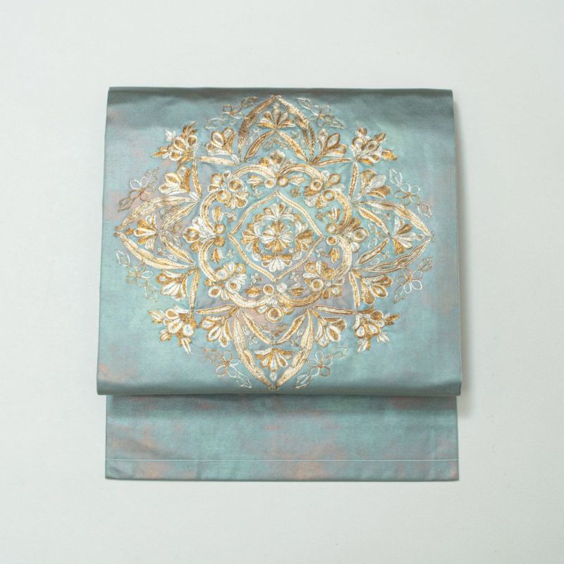 九寸名古屋帯 引箔 金銀糸 蘇州刺繍 正絹 お太鼓柄 エメラルドグリーン MWR 九寸名古屋帯 引箔 金銀糸 蘇州刺繍 正絹 お太鼓柄 エメラルド
